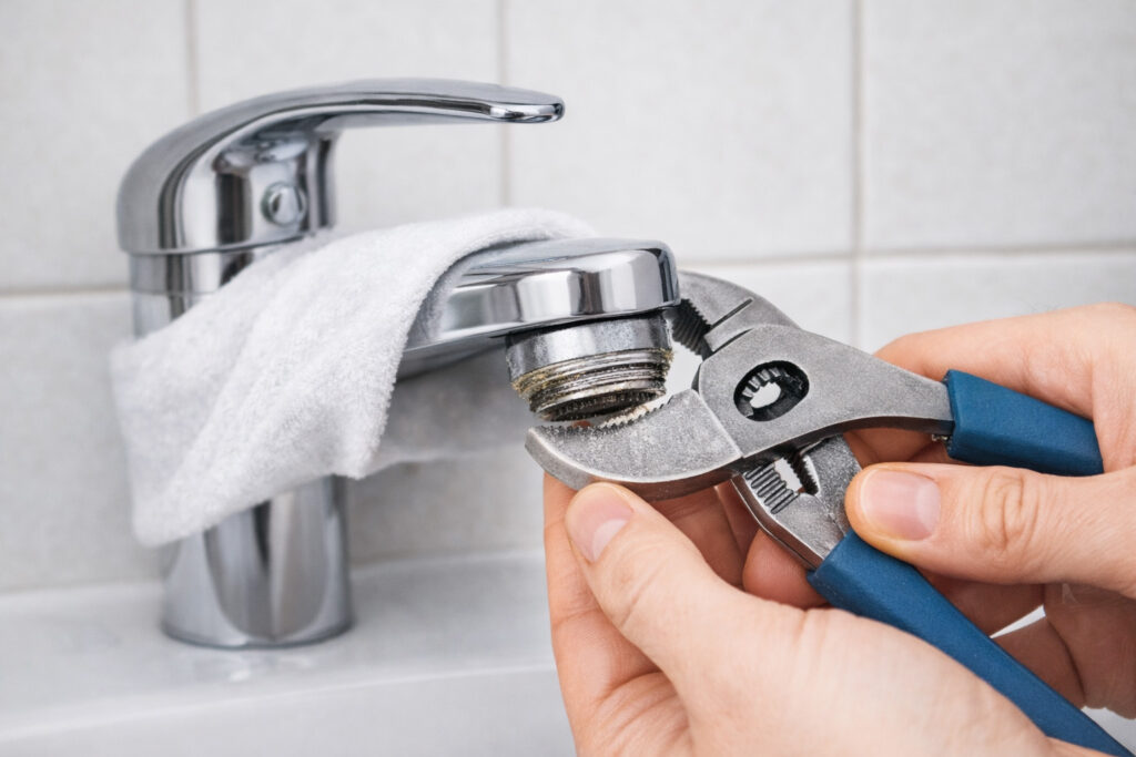 Cómo desenroscar el filtro del grifo sin dañarlo 1 desenroscar el filtro del grifo